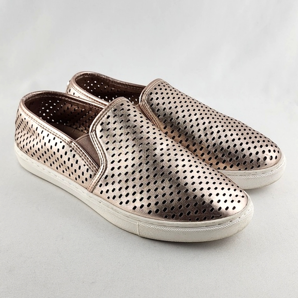 Steve Madden Women's Slip On Flat Shoes Perforated Rose Gold Size 9M - Picture 2 of 13